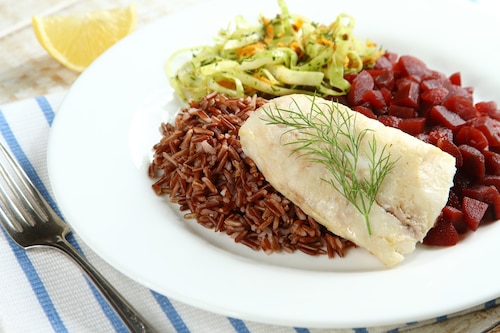 Pieczona ryba z burakami, brązowym ryżem i surówką