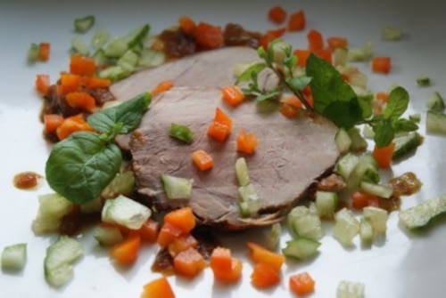 Pieczona szynka podgrzana w bulionie