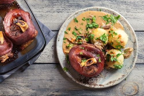 Przepis na Pieczona golonka po myśliwsku z grzybami Pieczona golonka po myśliwsku z grzybami