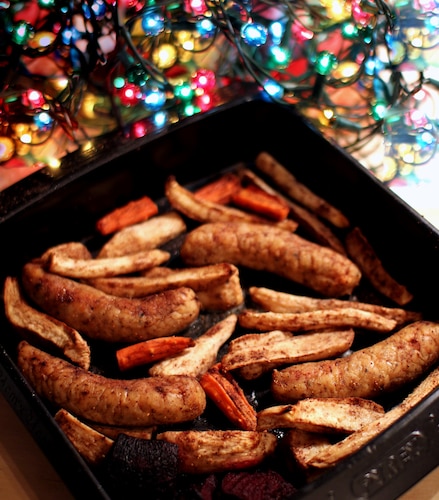 Pieczone kiełbaski z warzywami w przyprawach korzennych