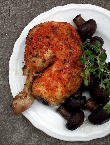 Pieczone udka z brunatnymi pieczarkami 