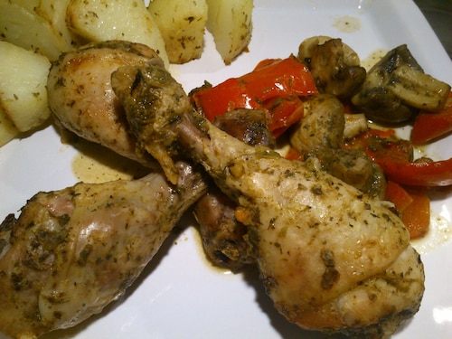 Pieczone udka z papryką i pieczarkami