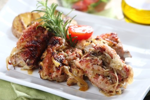 Przepis na Pieczone żeberka z boczkiem i cebulą Pieczone żeberka z boczkiem i cebulą