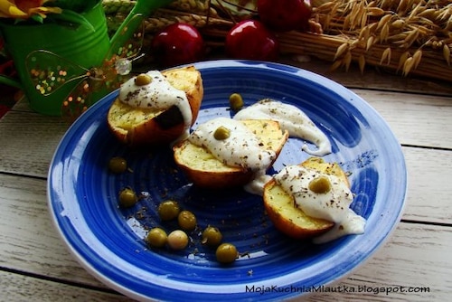 Przepis na Pieczone ziemniaczki z sosem czosnkowo-serowym Pieczone ziemniaczki z sosem czosnkowo-serowym