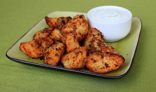 Przepis na Pieczone ziemniaczki z sosem jogurtowo-czosnkowym Pieczone ziemniaczki z sosem jogurtowo-czosnkowym