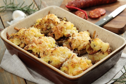 Pieczone ziemniaki faszerowane grzybami i chorizo
