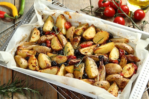 Przepis na Pieczone ziemniaki w stylu śródziemnomorskim Pieczone ziemniaki w stylu śródziemnomorskim