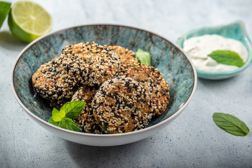 Pieczone Falafel’e z miętowym sosem Tahini na ostro