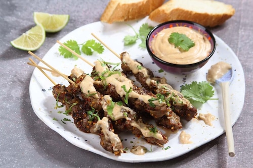 Pieczone sataye wołowe z orzechowym sosem