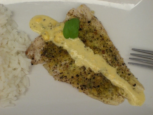 Pieczony dorsz z sosem serowym i ryżem