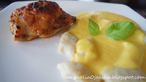 Pieczony kurczak z kopytkami w sosie brzoskwiniowym