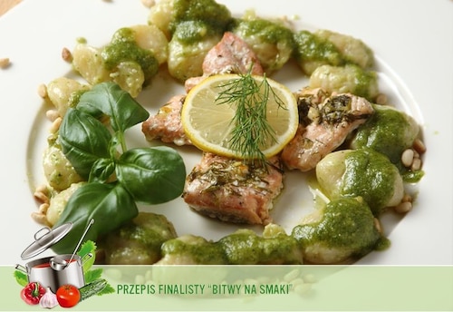 Pieczony łosoś i gnocchi z bazyliowym pesto