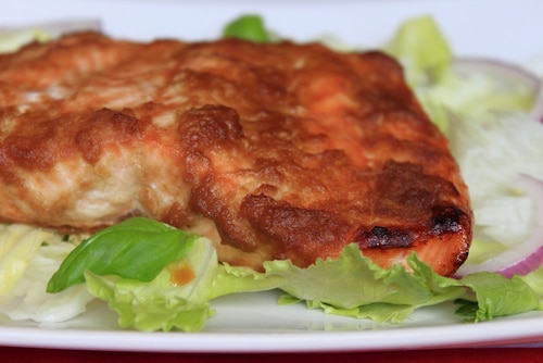 Pieczony łosoś w miodowo-musztardowej marynacie