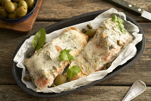 Przepis na Pieczony łosoś z przyprawą Cajun pod pierzynką ze słonej bezy Pieczony łosoś z przyprawą Cajun pod pierzynką ze słonej bezy