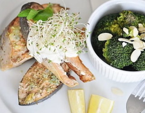 Przepis na Pieczony łosoś z brokułem i sosem Pieczony łosoś z brokułem i sosem