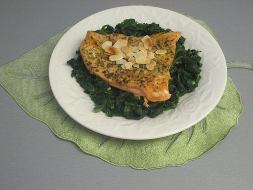 Pieczony pstrąg z migdałami 