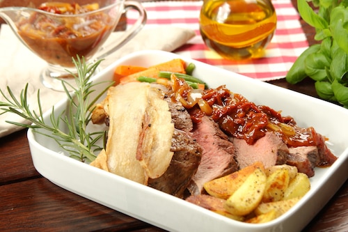 Przepis na Pieczony rostbef z sosem cebulowym Pieczony rostbef z sosem cebulowym