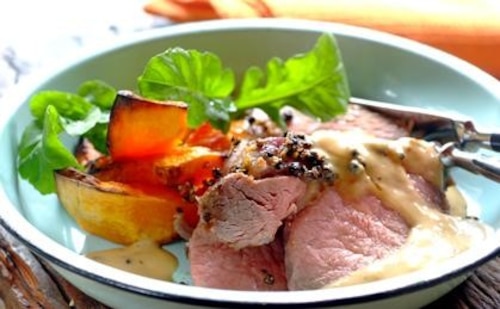 Pieczony rostbef z sosem pieprzowym