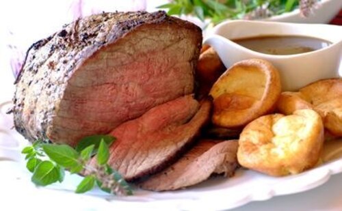 Przepis na Pieczony rostbef z sosem z czerwonego wina Pieczony rostbef z sosem z czerwonego wina