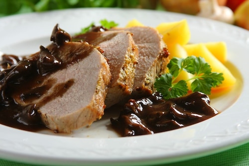 Przepis na Pieczony schab w grzybowym sosie  Pieczony schab w grzybowym sosie