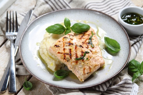 Pieczony łosoś z purée z pietruszki i selera z bazyliową oliwą