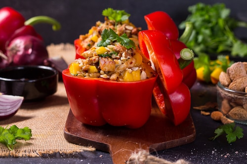 Rozgrzewająca sałatka w papryce