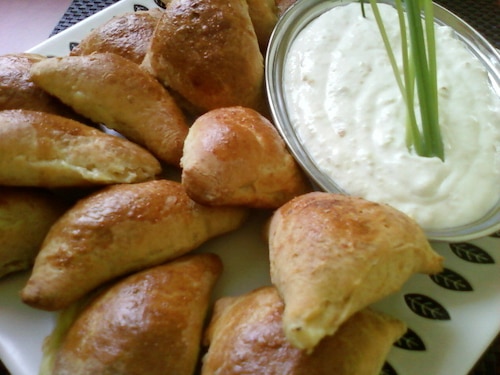 Pierogi ruskie w cieście krucho drożdżowym z dipem ze smażoną cebulką