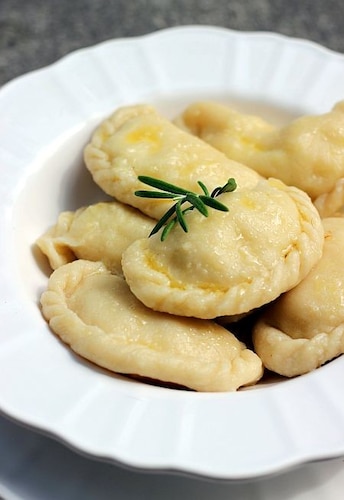 Pierogi z bryndzą, rozmarynem i ziemniakami 