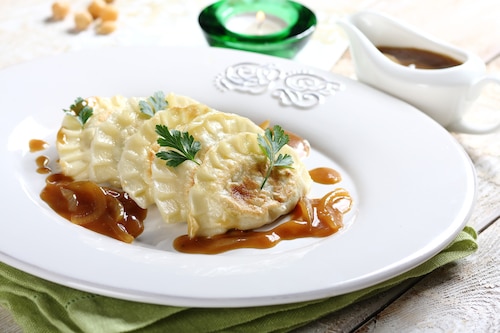 Przepis na Pierogi z ciecierzycą i sosem cebulowym Pierogi z ciecierzycą i sosem cebulowym