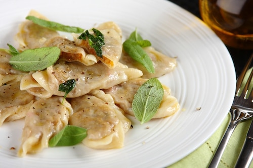 Przepis na Pierogi z dynią w sosie szałwiowym Pierogi z dynią w sosie szałwiowym