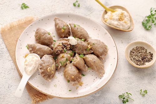 Przepis na Pierogi z pudrem grzybowym i kaszą perłową Pierogi z pudrem grzybowym i kaszą perłową