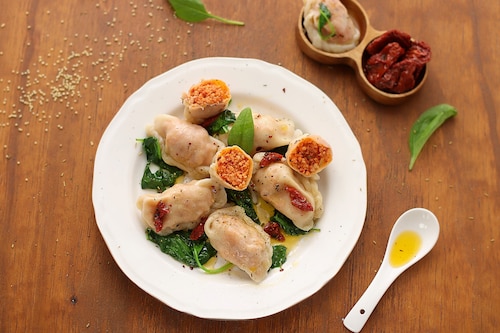  Pierogi z suszonymi pomidorami i jaglanką