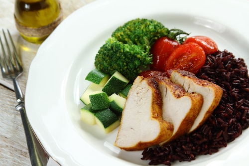 Pierś z indyka z gotowanymi warzywami, pieczonym pomidorem i brązowym ryżem