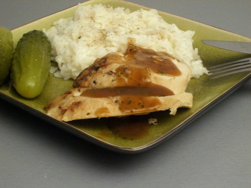 Przepis na Pierś z indyka z sosem pieczeniowym z grzybami Pierś z indyka z sosem pieczeniowym z grzybami