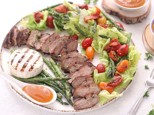 Pierś z kaczki z grilla na sałatce