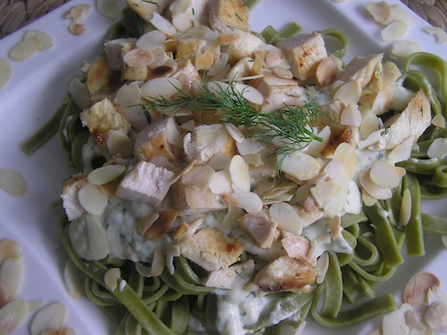 Pierś z kurczaka w sosie cytrynowo-koperkowym z makaronem i płatkami migdałowymi