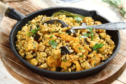 Przepis na Pierś z kurczaka z kaszą pęczak i pieczarkami Pierś z kurczaka z kaszą pęczak i pieczarkami