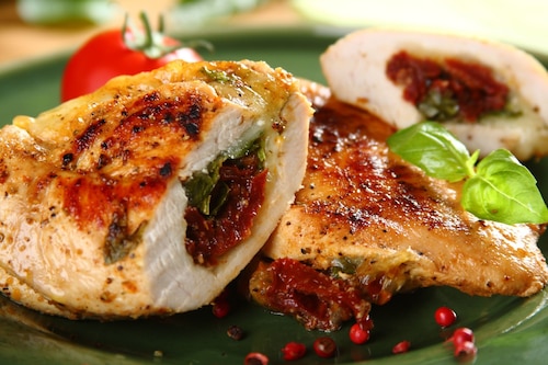 Przepis na Pierś z kurczaka z mozzarellą i suszonymi pomidorami Pierś z kurczaka z mozzarellą i suszonymi pomidorami
