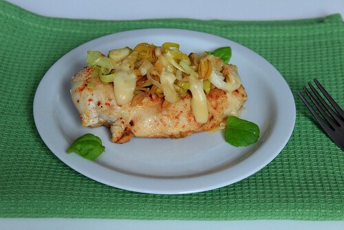 Pierś z kurczaka zapiekana z porem i serem