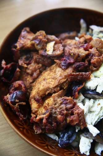 Piersi kurczaka duszone ze śliwkami