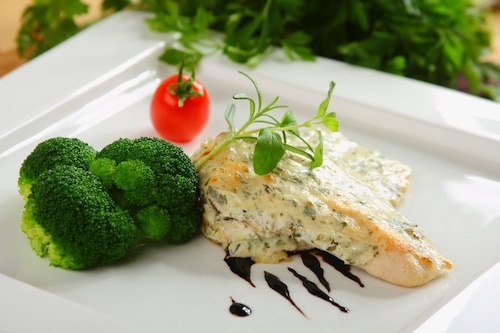 Piersi kurczaka z ziołami w sosie jogurtowym