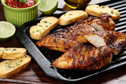 Piersi z kurczaka po meksykańsku z pomidorową salsą