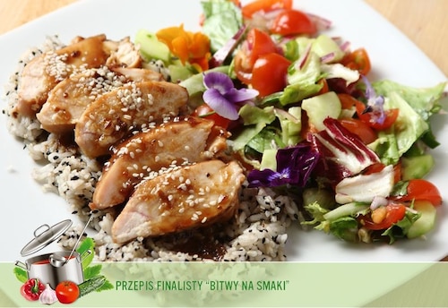 Piersi z kurczaka w glazurze z ryżem jaśminowym oraz sałatą