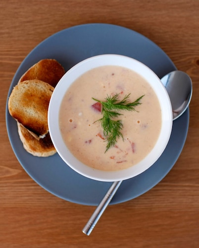 Pikantna zupa serowa z pomidorami