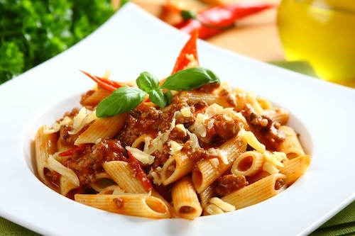 Przepis na Pikantne penne bolognese - VIDEO Pikantne penne bolognese - VIDEO