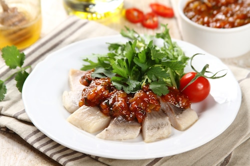 Przepis na Pikantne śledzie w ognistej zalewie z chili i kolendrą Pikantne śledzie w ognistej zalewie z chili i kolendrą