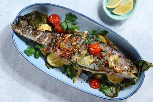 Przepis na Pikantne pstrągi w liściach chrzanu Pikantne pstrągi w liściach chrzanu