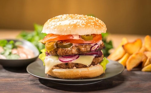Przepis na Pikantny burger z jalapeno i marynowaną cebulą Pikantny burger z jalapeno i marynowaną cebulą