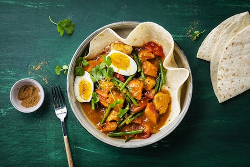 Przepis na Pikantny kurczak Masala z słodkimi ziemniakami, jajkiem i tortillą Pikantny kurczak Masala z słodkimi ziemniakami, jajkiem i tortillą