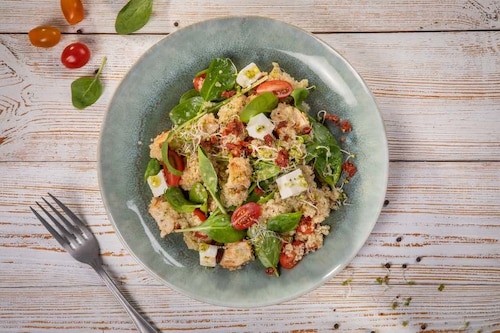 Sałatka ze szpinakiem i kurczakiem